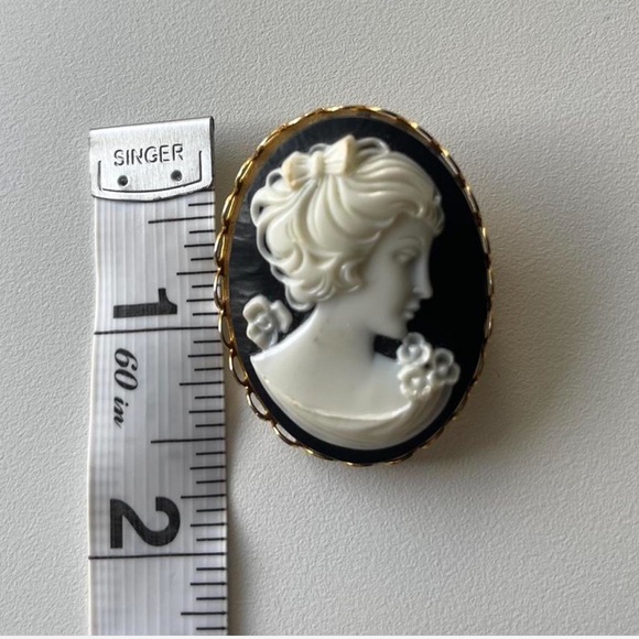 Vintage Cameo Brooch in black and white unsigned - Picture 2 of 4